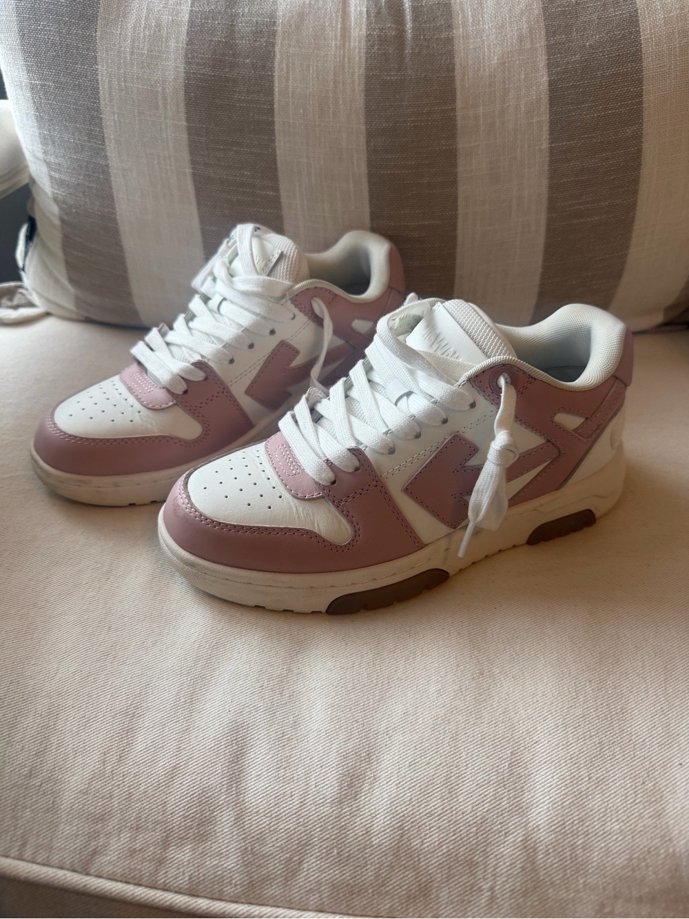Off-White Women's Low-Top Sneakers in White and Dusty Pink